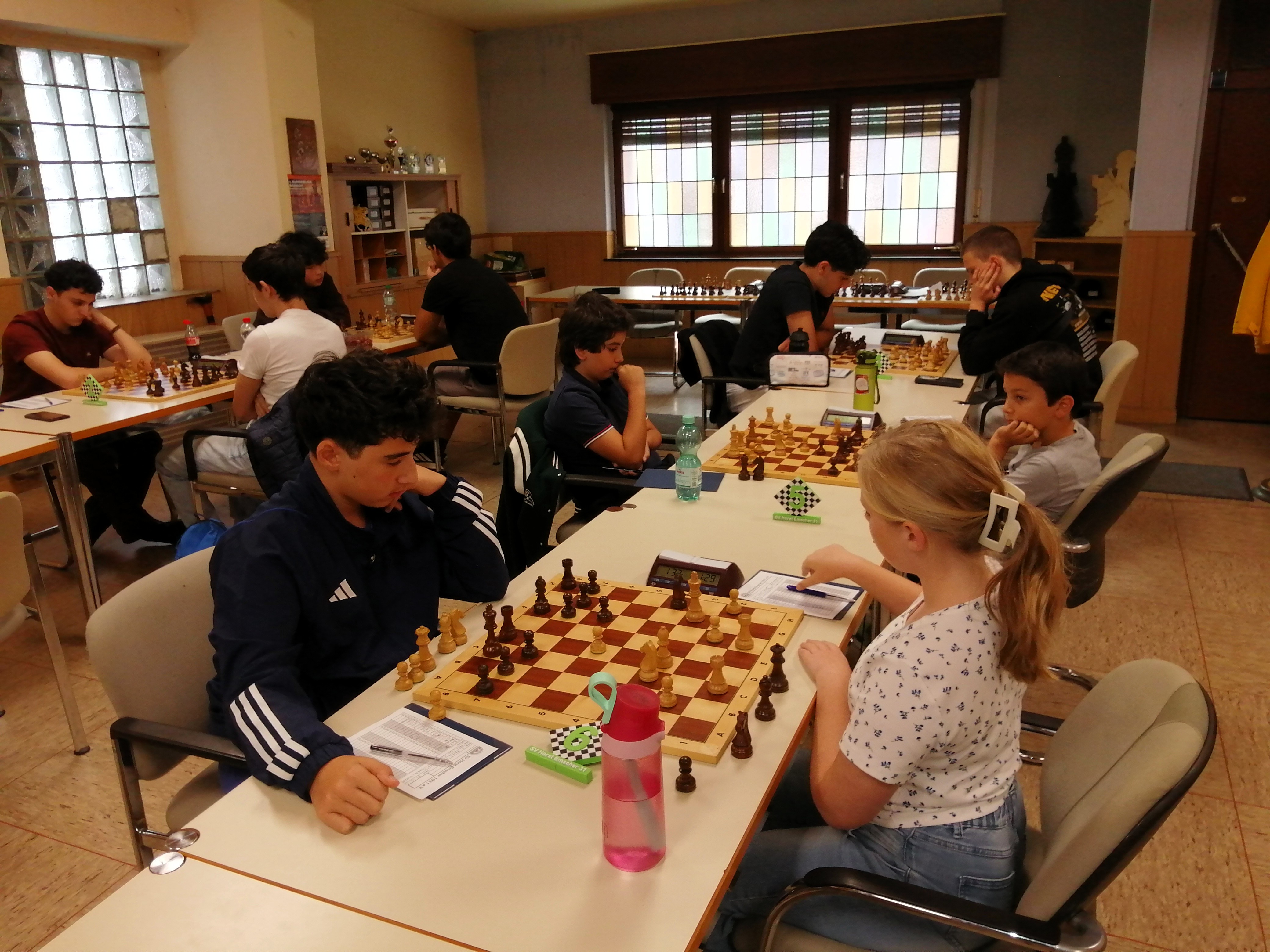 Mit den beiden Neulingen "Sayed Ibrahim und Rastan Roohian" an den Brettern 5 und 6 der Verbandsklasse 2. Gegen das DWZ-starke Team aus Horst Emscher  hatten die Rochadianer aber keine Chance und verloren mit 0,5: 5,5 Punkten.