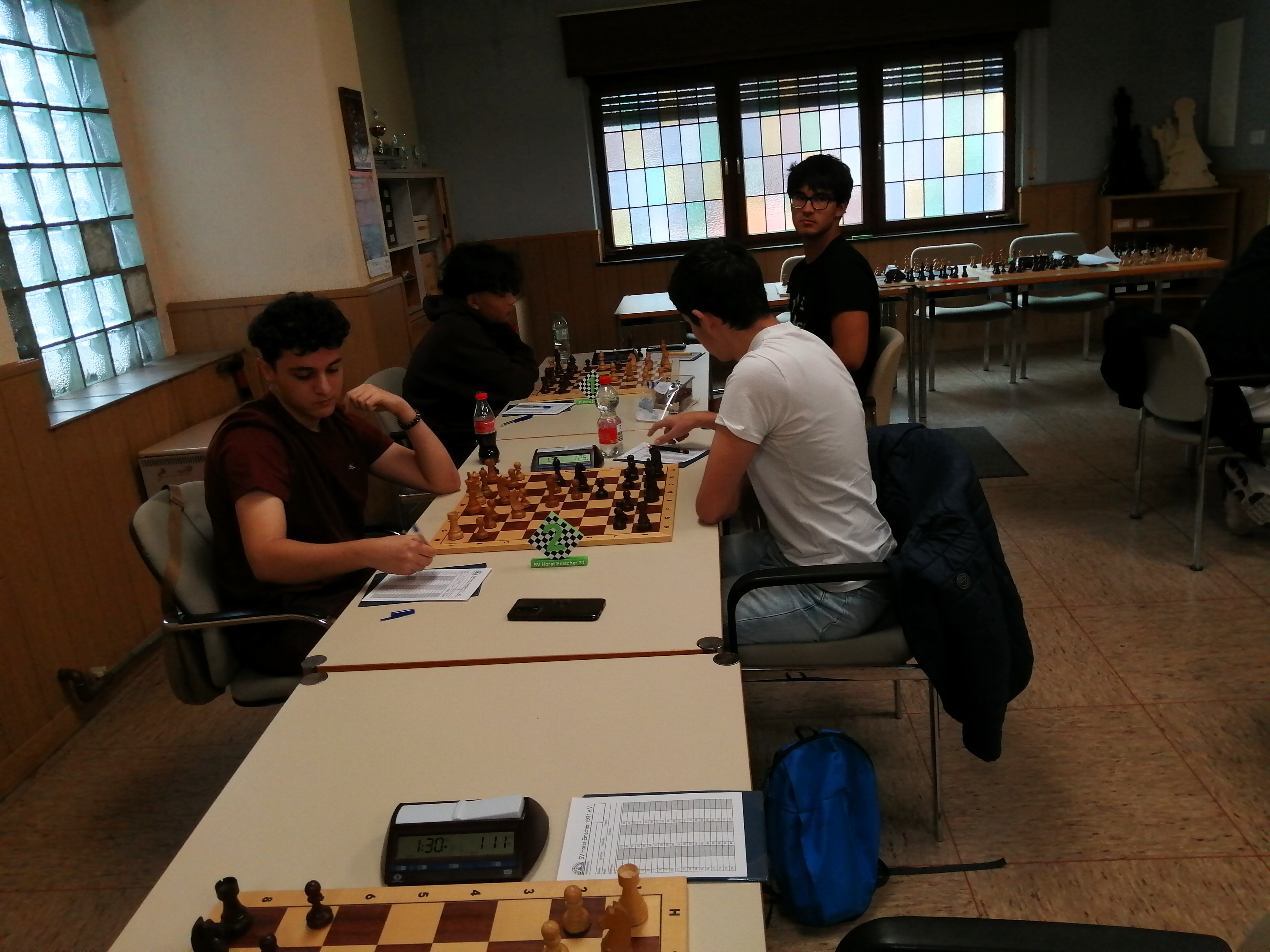Mit den beiden Neulingen "Sayed Ibrahim und Rastan Roohian" an den Brettern 5 und 6 der Verbandsklasse 2. Gegen das DWZ-starke Team aus Horst Emscher  hatten die Rochadianer aber keine Chance und verloren mit 0,5: 5,5 Punkten.